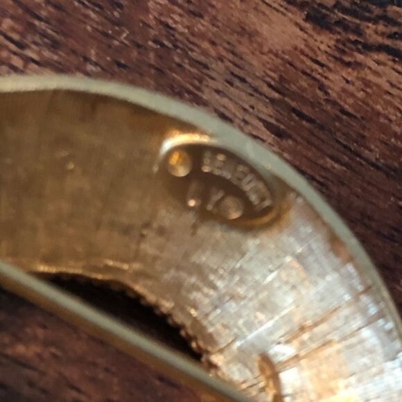 Two Vintage Brushed Gold Brooches - Picture 9 of 10